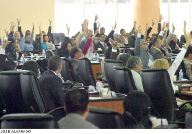 MONTECRISTI, Manabí. La votación en bloque de PAIS funcionó ayer durante toda la jornada de inicio de la Asamblea Constituyente. Solo algunos de sus ochenta asambleístas debatieron.          Foto: El Universo